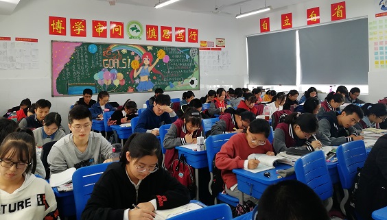 晚自习勤奋刻苦学习.jpg