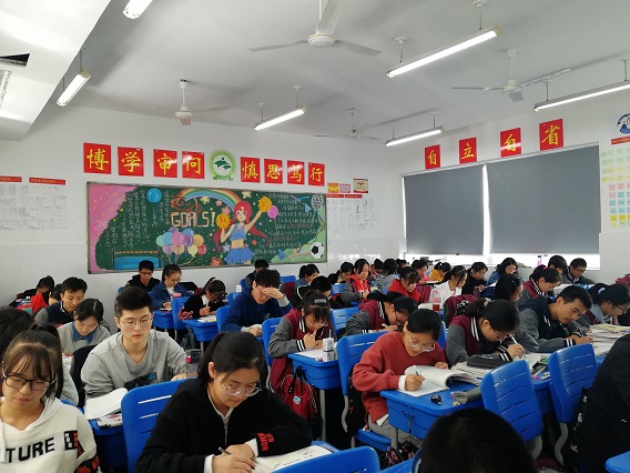 晚自习勤奋刻苦学习.jpg