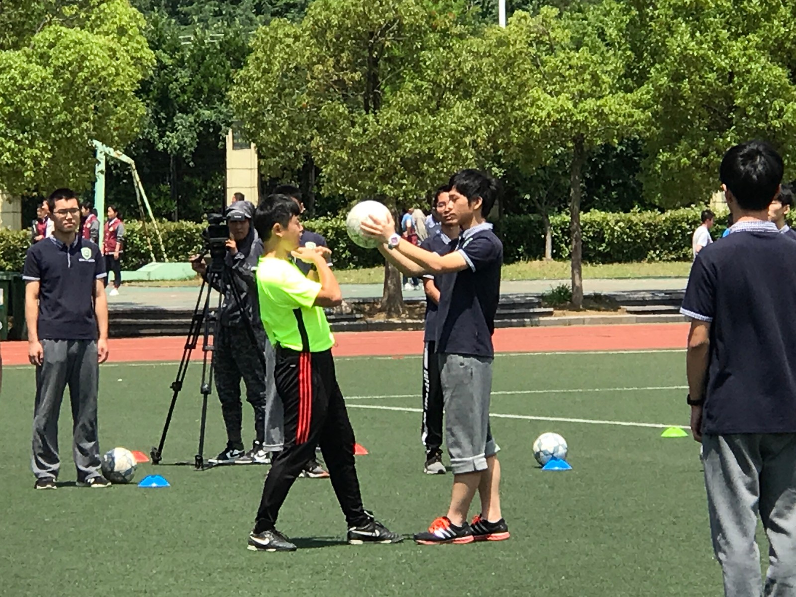 朱仙俊头顶球.jpg 朱仙俊头顶球.jpg