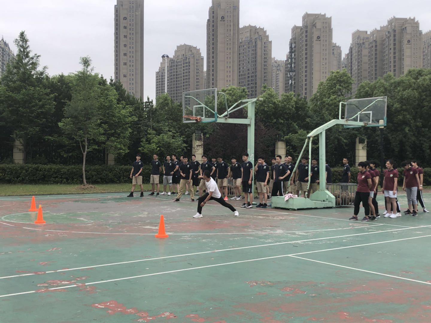 岳、篮球.jpg 岳、篮球.jpg