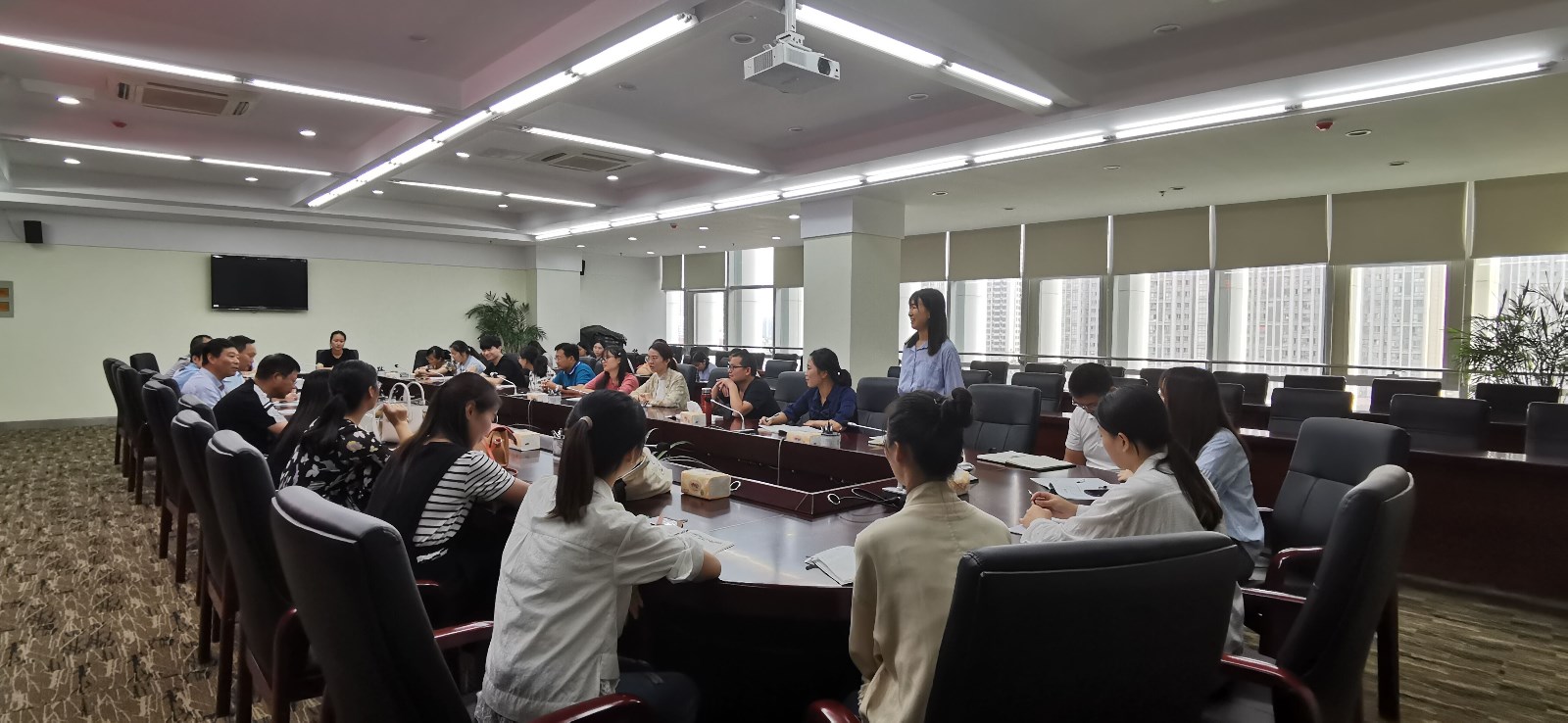 新任教师座谈会1.jpg