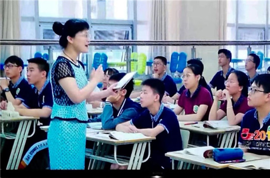 顾晓玲老师在讲课.jpg