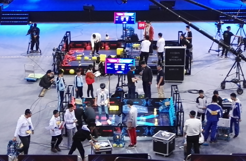 合肥八中makeX机器人队比赛中
