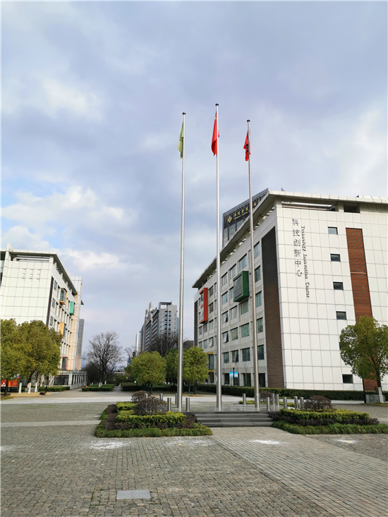 校园里的国旗.png