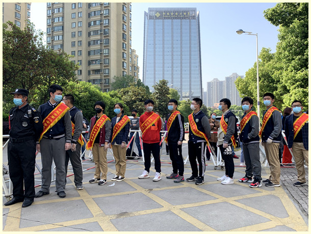 志愿服务小分队出动.jpg