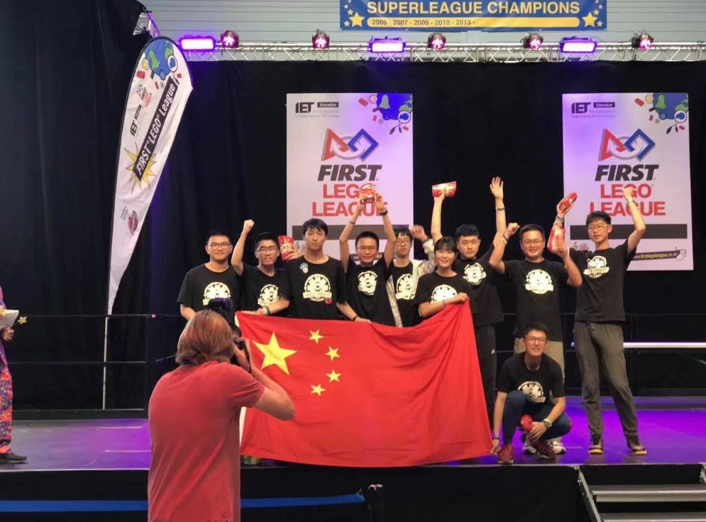 刘宇辰和他的队友们获英国FLL国际冠军赛场地赛冠军、最佳程序设计奖.png