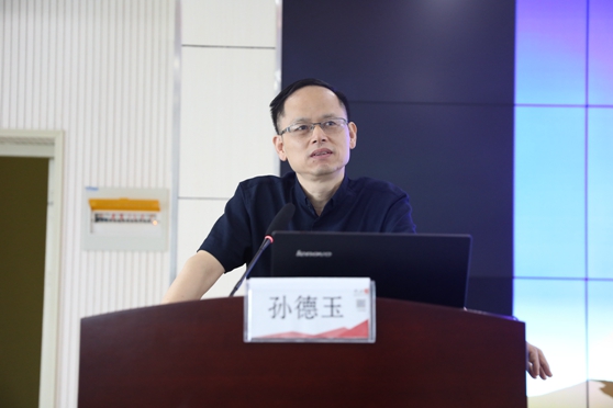 4 5U1A1351.JPG
