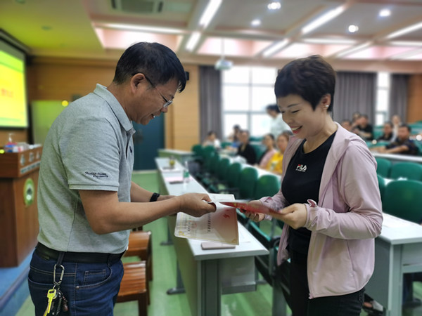 IMG_颁证_副本.jpg