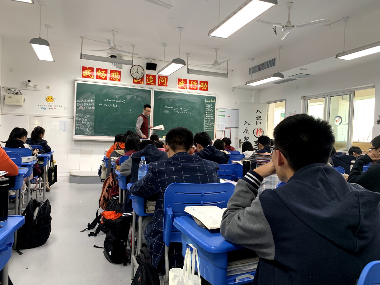 陈主任绘声绘色的讲课.JPG