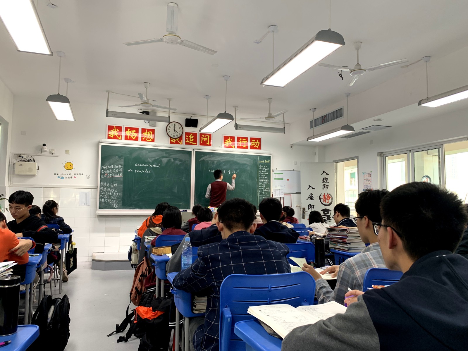陈主任通过例句让学生在语境中学习.JPG