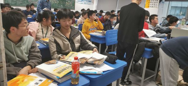 分发书本.jpg