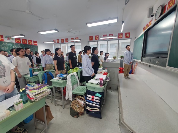 全体同学齐唱国歌.JPG