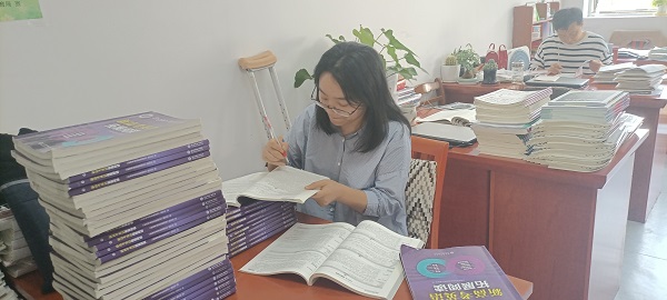 丁老师认真批改作业.jpg