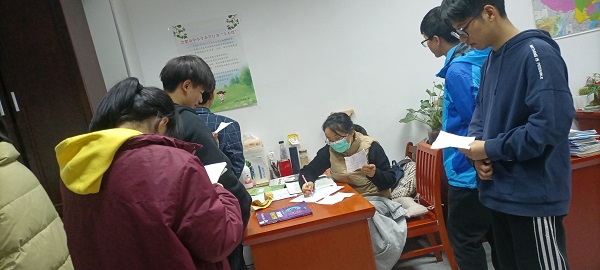 丁老师加班在办公室工作.jpg