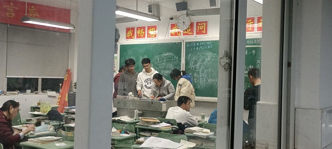 丁老师晚上在班级答疑.jpg