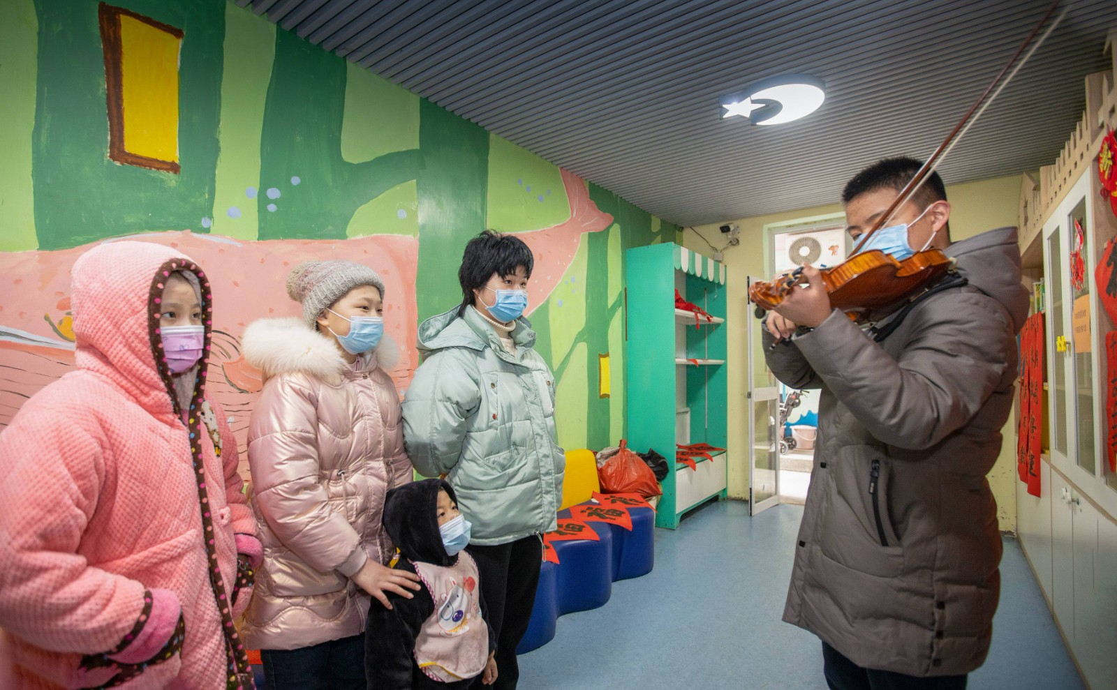 《慰问白血病儿童》“安徽中途宿舍“是一所专供外地困难家庭白血病儿童提供免费食宿的公益宿舍，几年来，程李睿然和他的几位同学，每年春节前夕都要组织一次慰问，送去食品和捐款，包饺子、 写春联、举办联欢会，送上一份暖暖的问候。李娜摄(1).jpg