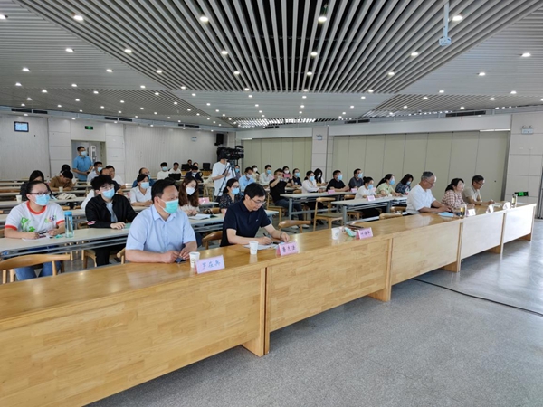 技术组教师上台展示交流1.jpg