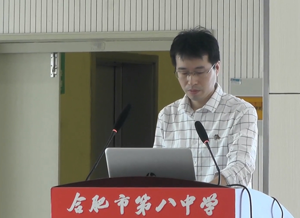 技术组教师上台展示交流4.jpg
