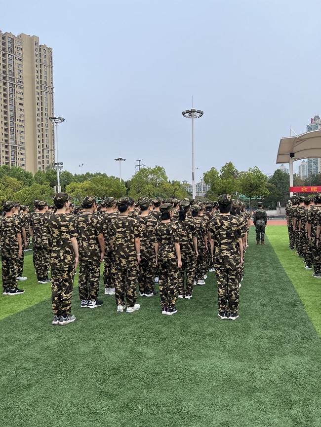 24班军训学生背面.jpg