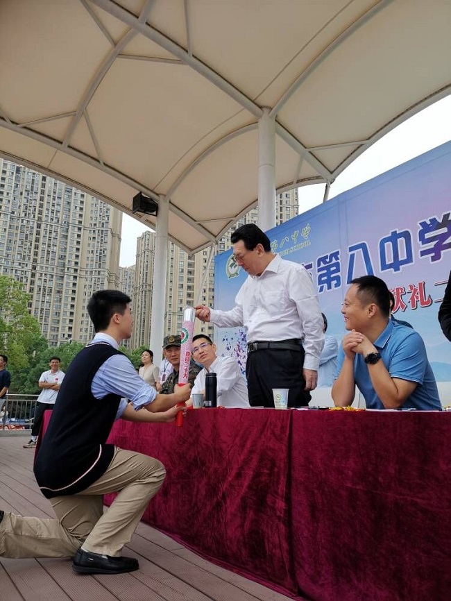 校长点燃火炬.jpg