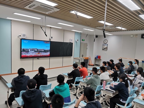高三留校学生观看二十大.jpg