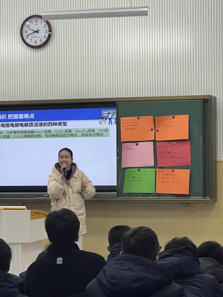梁老师上课.png