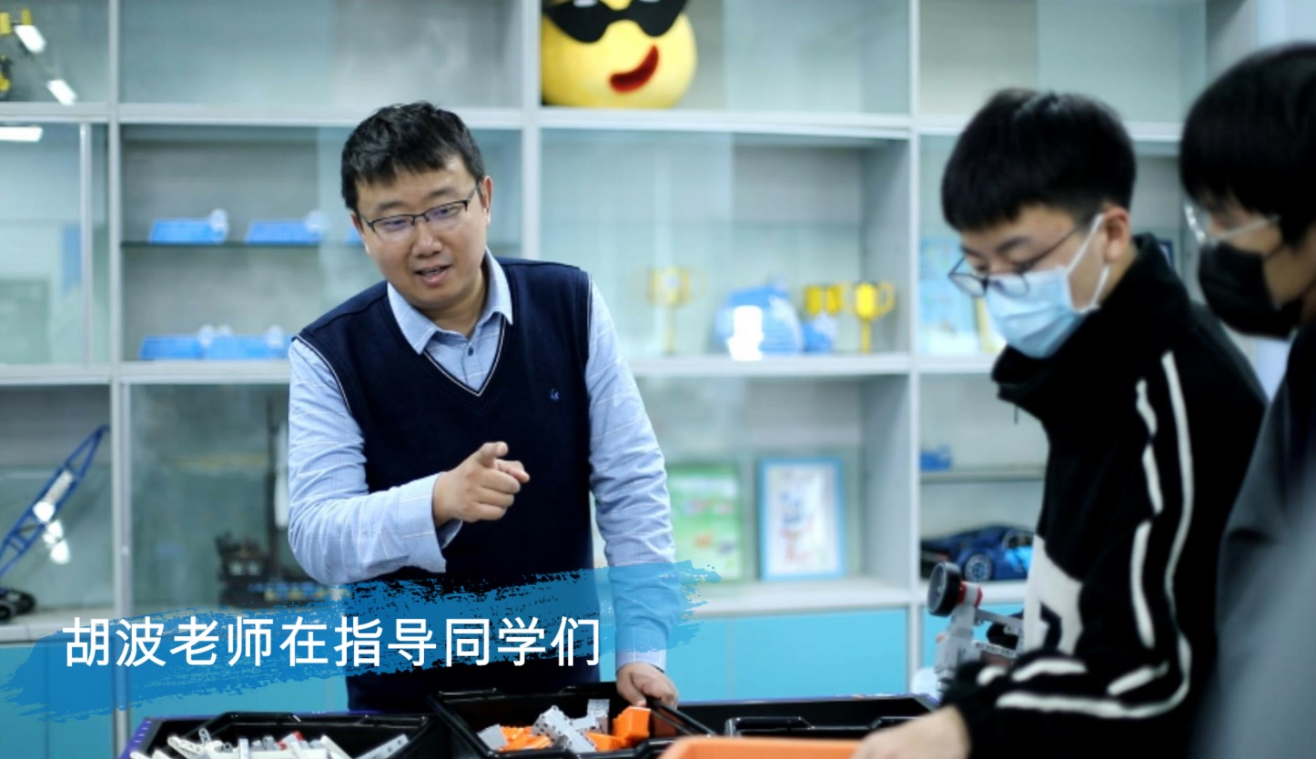 胡波老师在指导同学们.jpg