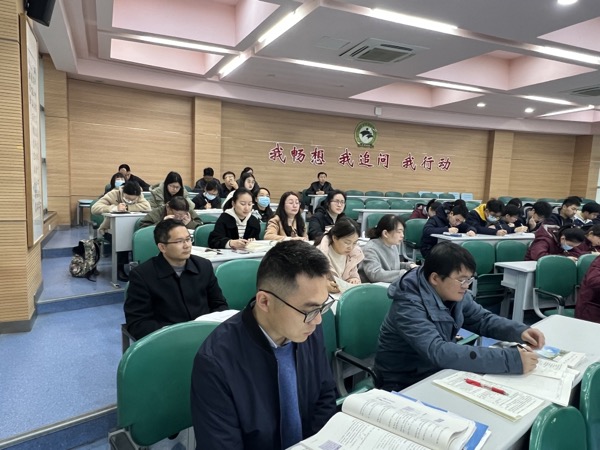 老师们聆听.jpg