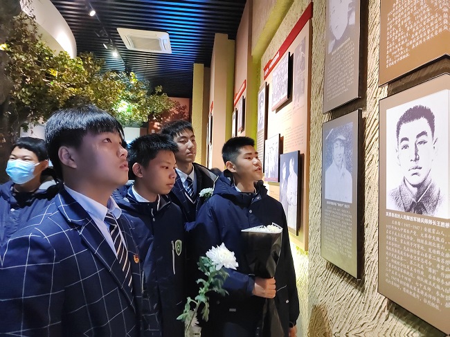 参观烈士事迹.jpg