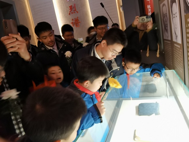 给小朋友讲解.jpg