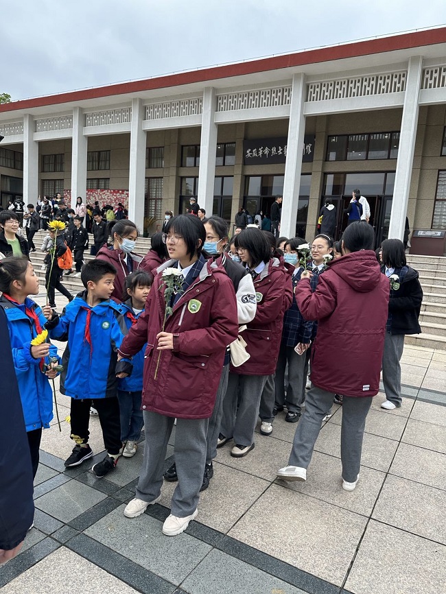大手拉小手.jpg
