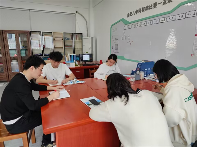 金鑫日常与小组同事开展学习交流活动.png