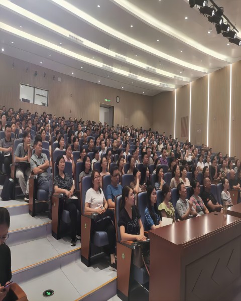 家长会现场.jpg