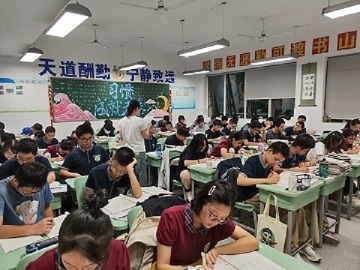 戈敏老师进班.jpg