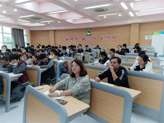 图3：公开课观摩观众.jpg