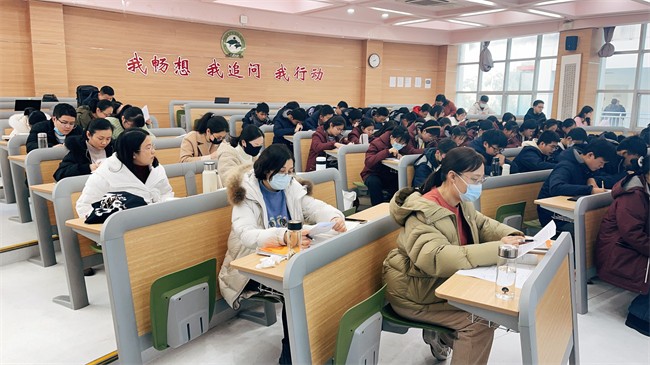 图2：英语组全体教师观摩.jpg