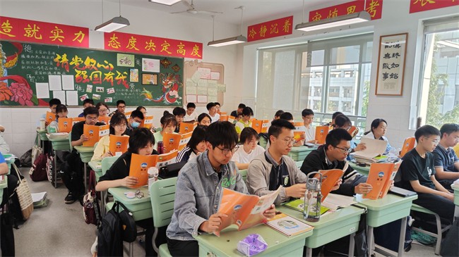 图2：学生早读照片1.jpg