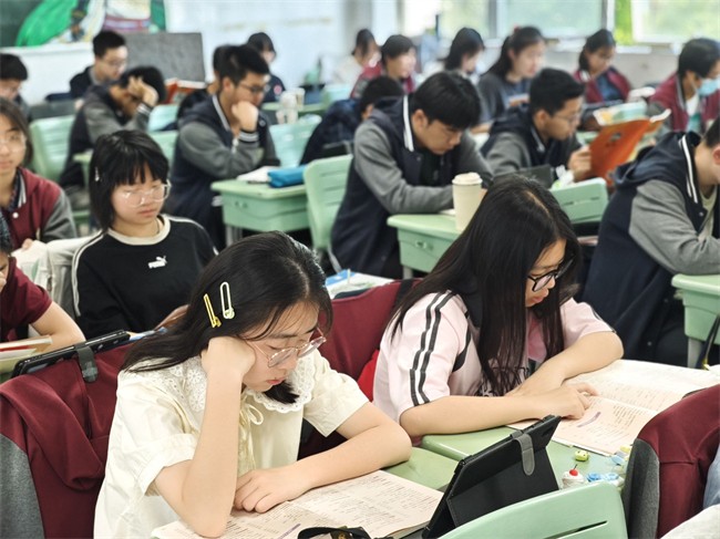 图8：学生早读照片3.jpg