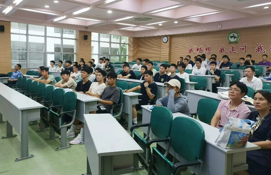 学生聆听1.jpg