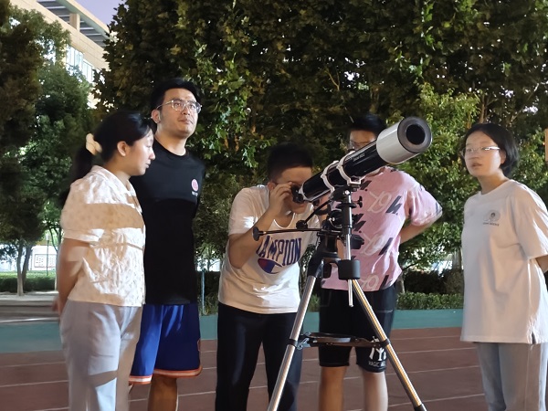 共赏月亮（这张也有黄祥老师讲解）.jpg