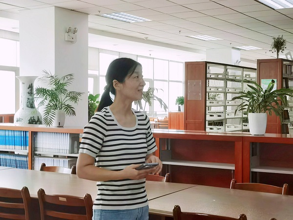 沈老师介绍图书馆.jpg