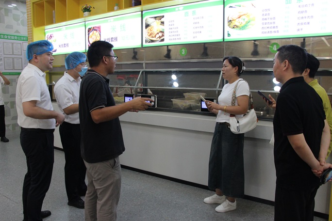 家长参观食堂2.jpg