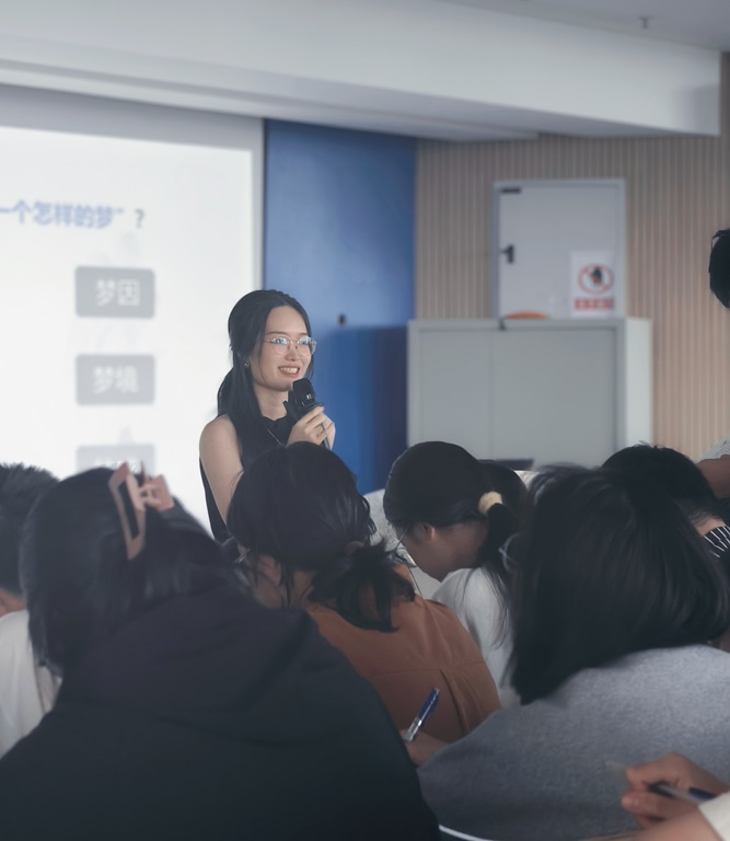 黄思如老师正在上课.jpg