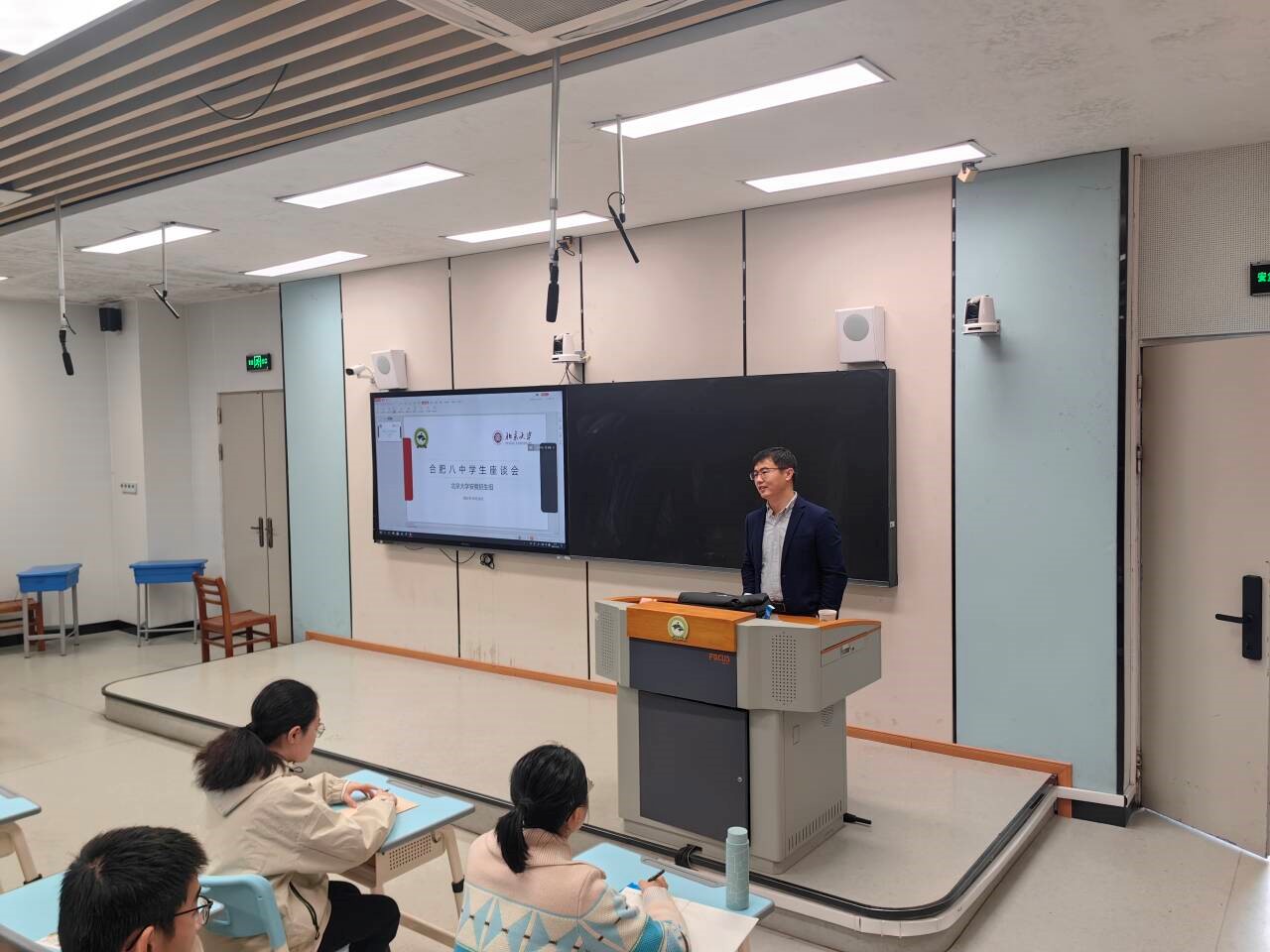 座谈会2.jpg